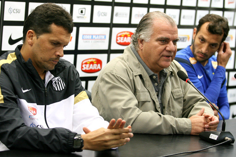 A direção do peixe chegou a procurar nomes como os argentinos Marcelo 
Bielsa e Gerardo Martino, além de Ney Franco. Porém, o trabalho de 
Claudinei agradou e, enfim, a cúpula praiana resolveu reformular o 
contrato do comandante