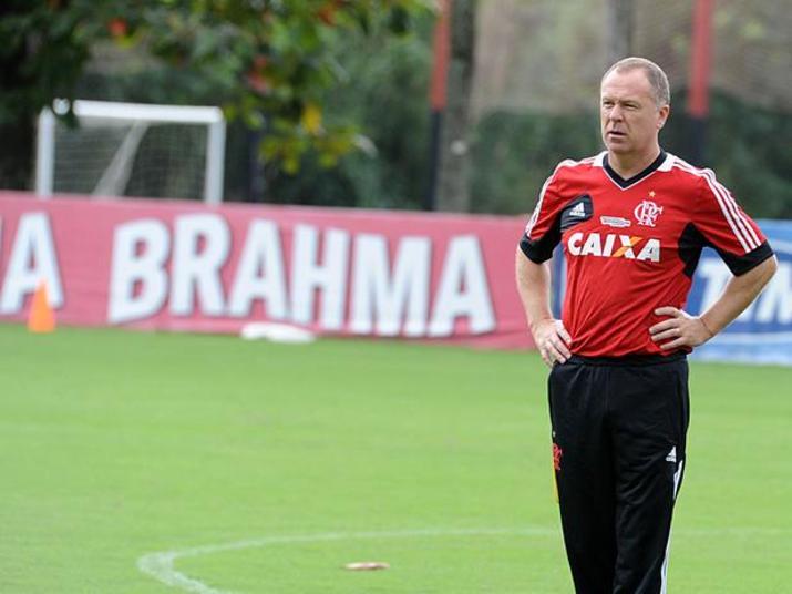 O técnico Mano Menezes está no comando do Flamengo desde junho e já está sendo conhecido por dar uma nem tão nova cara assim ao time. Mesmo em pouco tempo, Mano mostra o que pretende no Mengão: um time consistente e competitivo. Para isso, conta com alguns jogadores conhecidos pela maneira de trabalhar e que foram vitoriosos no Corinthians.  Veja a lista de jogadores que fizeram parte do time campeão da série B pelo Timão sob o comando do treinador! Justiça bloqueia R$ 40 milhões referentes à venda de Bernard