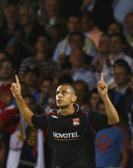 

A nona transação mais cara do futebol brasileiro envolveu o goleador Fred,
que deixou o Cruzeiro em 2005 e acercou com o Lyon, da França. O clube francês
desembolsou nada menos que 15,6 milhões de euros, ou R$ 46,1 milhões pelo
atacante

