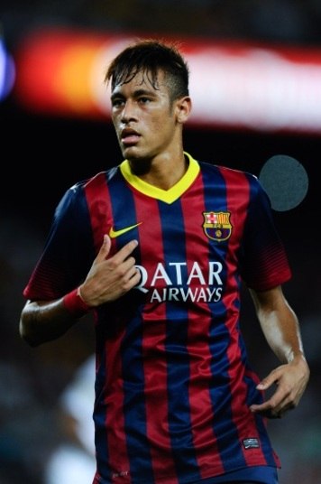 

Neymar protagonizou a transferência mais cara do futebol brasileiro. O astro
foi vendido pelo Santos ao Barcelona em 2013 por nada menos que 57 milhões de
euros, ou R$ 157 milhões

