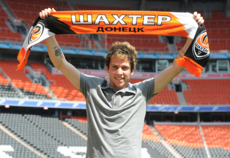 

Bernard, a jovem revelação do Atlético-MG, foi negociado por cerca de R$ 77
milhões com o Shakhtar Donetsk, da Ucrânia, e entra para o grupo dos jogadores
mais caros da história do futebol brasileiro. O valor do ex-atleticano é próximo
ao que o Internacional arrecadou com Oscar e superou o Denílson, que foi
vendido pelo São Paulo em 1998. Veja a lista completa que conta também a seguir

