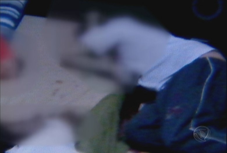 Marcelo Eduardo Pesseghini, de 13 anos, filho do casal, é apontando como principal suspeito. Segundo a Polícia Civil, o menino foi encontrado com a arma na mão esquerda, sob o corpo. A investigação aponta que o jovem era canhoto e essa tese justificaria a arma estar em sua mão esquerda e o tiro ter sido disparado do lado esquerdo de sua cabeça, o que caracterizaria o suicídio do jovem após matar sua família Marcelo Eduardo Pesseghini, de 13 anos, filho do casal, é apontando como principal suspeito. Segundo a Polícia Civil, o menino foi encontrado com a arma na mão esquerda, sob o corpo. A investigação aponta que o jovem era canhoto e essa tese justificaria a arma estar em sua mão esquerda e o tiro ter sido disparado do lado esquerdo de sua cabeça, o que caracterizaria o suicídio do jovem após matar sua família