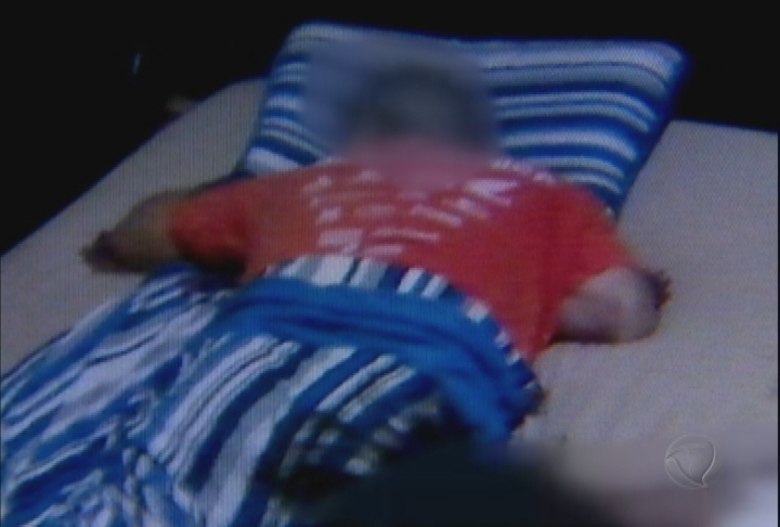 O pai, o sargento da Rota Luís Marcelo Pesseghini, foi encontrado de bruços, também com um tiro na cabeça. Ele aparentava estar dormindo na hora em que o crime ocorreu O pai, o sargento da Rota Luís Marcelo Pesseghini, foi encontrado de bruços, também com um tiro na cabeça. Ele aparentava estar dormindo na hora em que o crime ocorreu