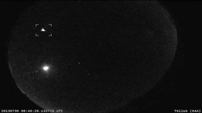Durante o pico, a taxa de meteoros atinge 60 ou mais por
hora, assim podem ser vistos meteoros em todo o céu Durante o pico, a taxa de meteoros atinge 60 ou mais por
hora, assim podem ser vistos meteoros em todo o céu