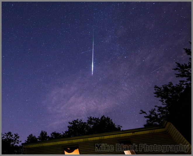 Os astrônomo Mike Black também conseguiu capturar imagens dos meteoros em Belmar, Nova Jersey, Estados Unidos. Uma chuva de meteoros acontece quando um grupo de meteoros pode ser observado irradiando de um único ponto no céu (radiante). Os meteoros surgem da entrada de detritos espaciais na atmosfera da Terra em velocidade alta Os astrônomo Mike Black também conseguiu capturar imagens dos meteoros em Belmar, Nova Jersey, Estados Unidos. Uma chuva de meteoros acontece quando um grupo de meteoros pode ser observado irradiando de um único ponto no céu (radiante). Os meteoros surgem da entrada de detritos espaciais na atmosfera da Terra em velocidade alta