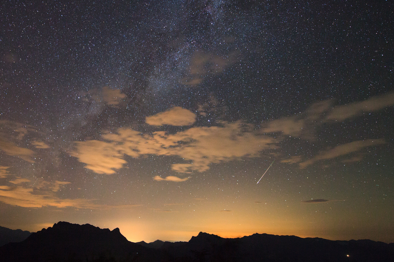 Se você é fã das estrelas, não deixe de contemplar o céu na madrugada desta segunda-feira (12), pois nesse período acontece o ápice da chuva de meteoros Perseidas. Essa foi uma das imagens captadas do fenômeno pelo fotógrafo Jeff Dai. O
 artista conseguiu capturar sua vista da chuva de meteoros e das bolas 
de fogo sobre as luzes da cidade de Nanchuan, na China. Confira outras 
imagens e saiba mais sobre o acontecimento astronômico