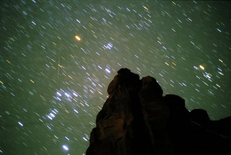 Para conseguir ver a chuva de meteoros é necessário que você olhe para cima e não foque no horizonte Para conseguir ver a chuva de meteoros é necessário que você olhe para cima e não foque no horizonte