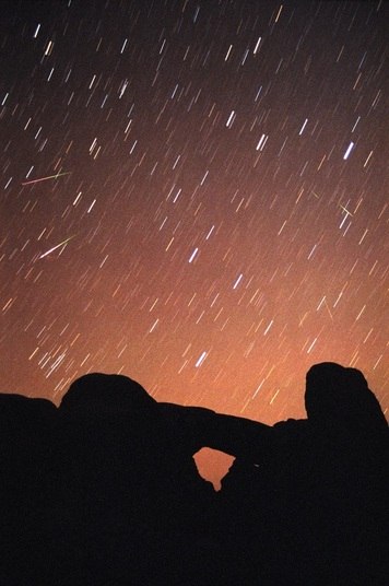 Meteoros podem apresentar cores diferentes, mas isso depende de sua velocidade Meteoros podem apresentar cores diferentes, mas isso depende de sua velocidade