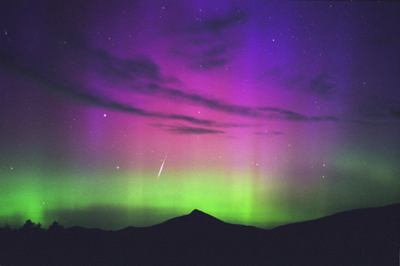 Nesta imagem é possível observar a chuva de meteoros de Perseidas ao mesmo tempo que acontece a aurora boreal