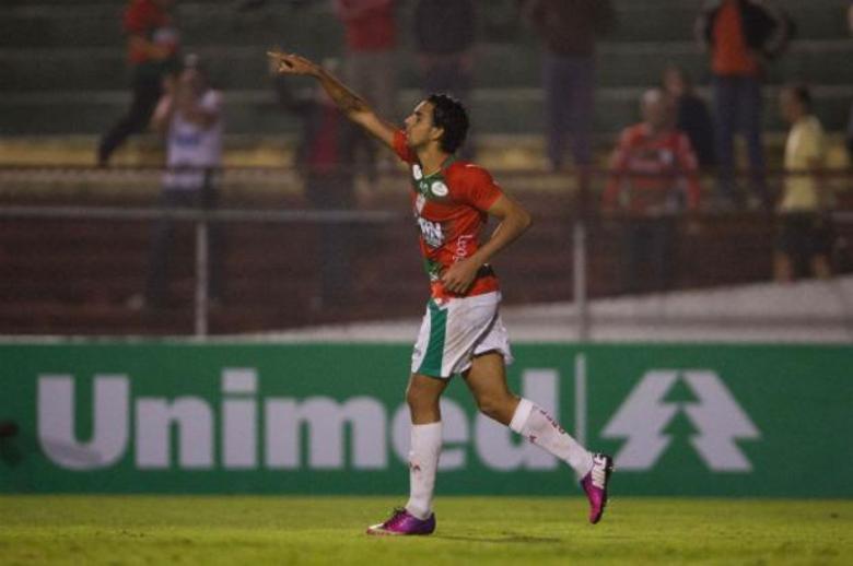 “Portuguesa vinga derrota do Benfica frente ao São Paulo”, escreveu o 
diário no título da reportagem em que dá as informações do jogo válido 
pelo Nacional. Com uma fotografia do atacante Diogo, o periódico cita os
 dois gols do jogador e explica que a Lusa é um “clube com grande 
ligação” com Portugal