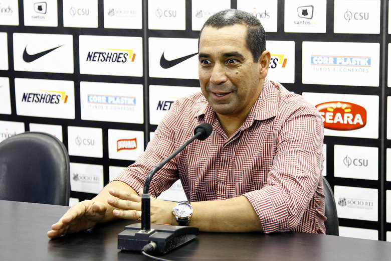 O ex-jogador Zinho foi apresentado na tarde desta segunda-feira (12), no CT 
Rei Pelé, como o novo gerente de futebol do Santos. Em seu primeiro dia 
no novo clube, ele elogiou a estrutura oferecida pelo Peixe e
 discursou prometendo entregar um bom trabalho na Vila Belmiro. A declaração que mais chamou atenção, porém, foi sobre Claudinei de Oliveira: Zinho o garantiu como técnico do Santos. Claudinei é interino desde a saída de Muricy Ramalho