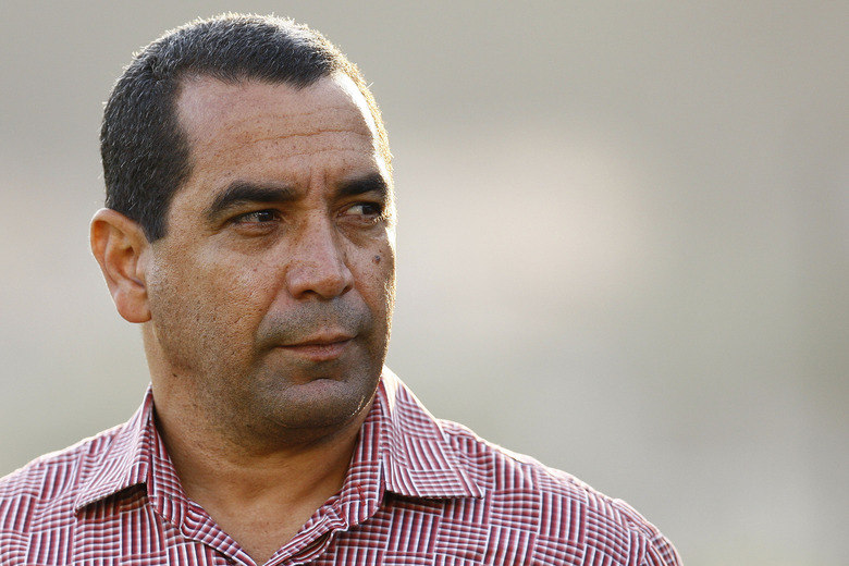 O novo gerente falou sobre os seus primeiros contatos com a 
direção santista. Na conversa com a cúpula alvinegra, Zinho destacou que
 lhe foi passado que Claudinei Oliveira deverá continuar como técnico da
 equipe praiana, apesar de o Santos ter sondado Ney Franco e Abel Braga,
 ambos desempregados atualmente