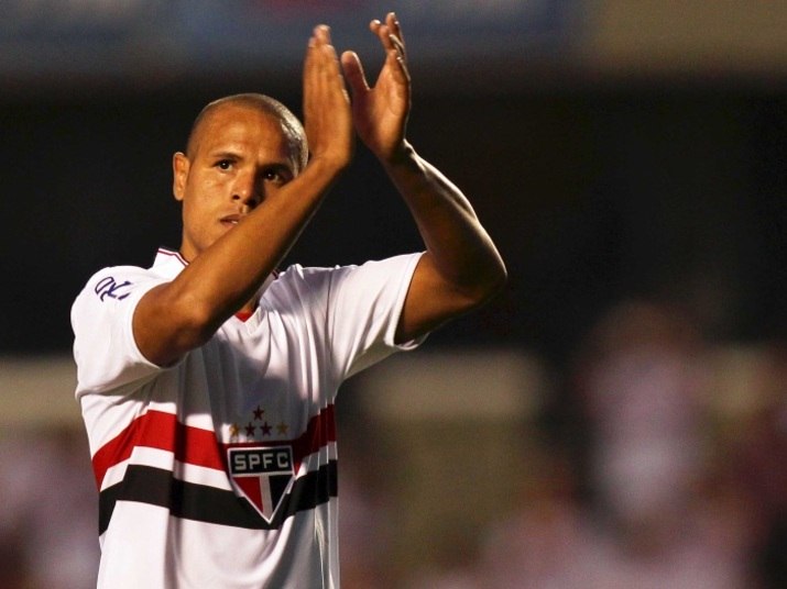 Um dos principais jogadores do São Paulo é o atacante Luis
Fabiano. Entretanto, mesmo não vivendo uma boa fase, alguns clubes se
interessam pelo futebol do jogador. Um deles é a Lazio. De acordo com o jornal
português abola, o clube italiano estaria disposto a contar com os gols do
camisa 9 na próxima temporada. Veja outros brasileiros que estão esquentando o
Mercado da Bola

