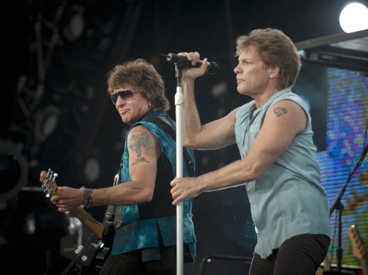 Richie Sambora - Come Back As Me

O guitarrista Richie Sambora, músico da banda Bon Jovi,
pode ter enviado um recadinho ao líder do grupo em sua nova canção solo, Come
Back as Me. Sambora disse que a letra da canção era oportuna para o
momento. “O que você quer que eu diga/ Eu direi qualquer coisa que você queira
saber / Você quer saber sobre decepção, baby /Eu não assisti a esse show / E o
que você quer que eu diga/ Eu dei tudo o que eu pude/ Mas tudo não foi
suficiente/ Então eu simplesmente deixo viver”. A farpa não foi confirmada, mas
há quem diga que se trata de uma indireta a Jon, já que os dois não estão se
dando muito bem