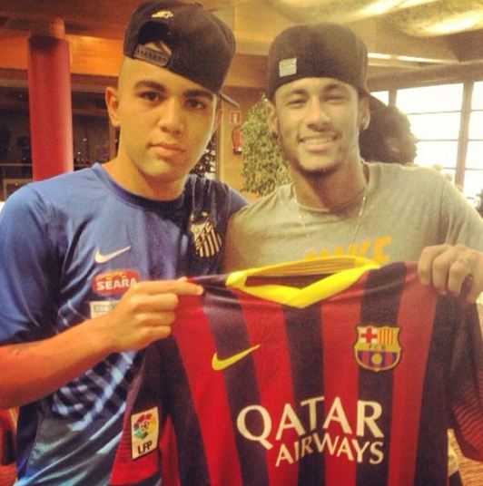 Mais um talento começa a surgir no Santos. O menino Gabriel, de apenas 17 anos, tem apelido de 'Gabigol' e segue os passos de Neymar também na internetVeja também: Pato conquista ex de Ronaldo e já faz torcida esquecer do Fenômeno 