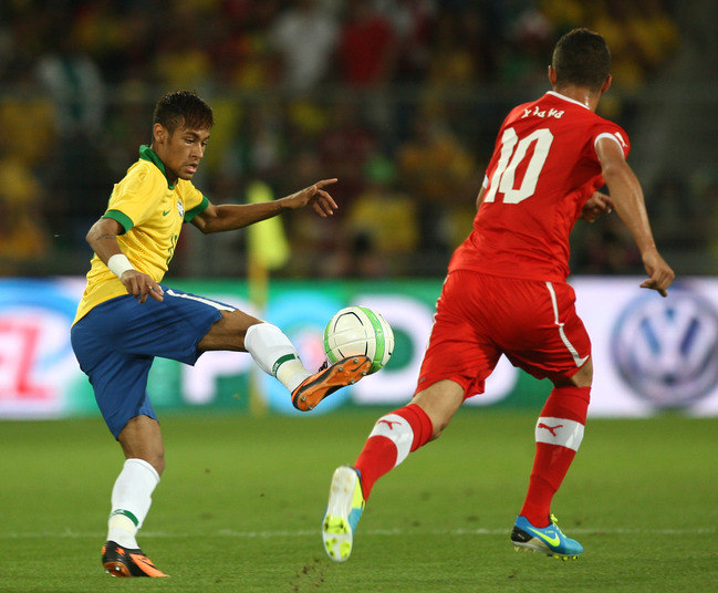 Nesta quarta-feira (14) a seleção brasileira entrou em campo para ter o 
seu primeiro teste após conquistar a Copa das Confederações. O 
adversário foi a equipe da Suíça, que ocupa a primeira posição do Grupo E 
nas eliminatórias europeias para a Copa do Mundo e por esse motivo está 
bem próxima de vir ao Brasil no ano que vem. Mas o Brasil não brilhou: com gol contra de Daniel Alves, o time perdeu para a Suíça por 1 a 0 na Basileia