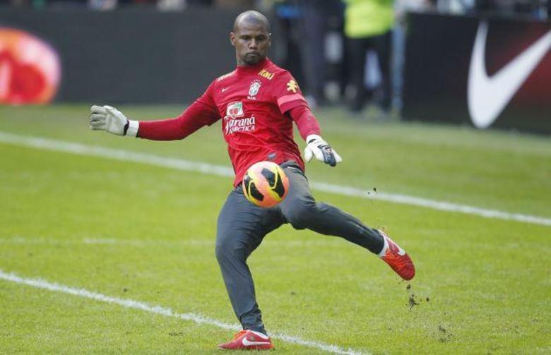 O técnico Luiz Felipe Scolari deu mais um indício de que não está 
satisfeito com a indecisão do futuro do goleiro Júlio César. Nesta 
quarta-feira (14), o treinador definiu a equipe sem a presença do experiente 
jogador e, assim, o botafoguense Jefferson ficou como o responsável por 
defender a meta do Brasil contra a Suíça, na Basileia. Na terça, 
véspera da partida, o técnico afirmou que está preocupado com a situação
 de Júlio César, que, por enquanto, continua no Queens Park Rangers. No 
entanto, desde o rebaixamento do QPR para a segunda divisão inglesa, o 
goleiro não tem mais presença certa e perdeu espaço no clube neste 
início de temporada europeia. Com isso, Felipão pediu para o jogador 
definir logo o destino, mesmo que seja para jogar na “décima divisão”