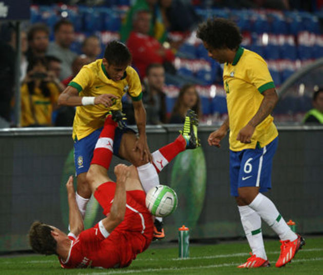 O Brasil decepcionou: não repetiu as boas atuações na Copa das Confederações. A derrota da 
seleção foi determinada por um gol contra marcado pelo lateral direito 
Daniel Alves no estádio St. Jacob-Park