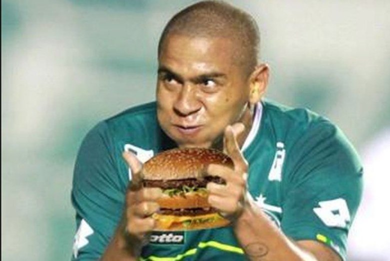 Torcedores usaram um hambúrguer para brincar com Walter na internet. É mole ou quer mais? Operação nos dentes transforma Ronaldinho Gaúcho em sósia do Máskara
