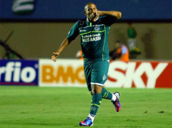 O atacante Walter fez o gol do empate entre Flamengo e Goiás em 1 a 1. O jogador vem sendo um dos destaques do Brasileirão, não só pelos gols marcados, mas também pela barriguinha saliente. Mistério cerca carreira de Sasha no vôlei