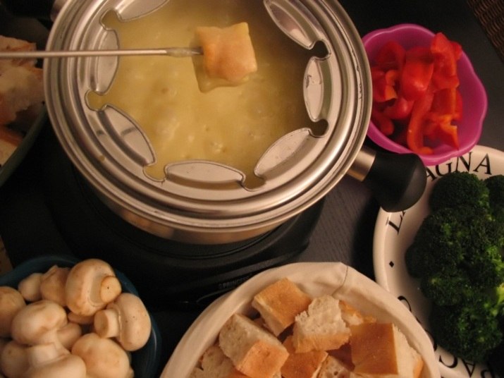Segundo Gabriela Colombo, especialista da Tirolez, quem opta por fazer a receita em casa ganha sabor, mas perde tempo.— A receita feita em casa com queijo especial demora mais para ser elaborada e tem o sabor mais intenso.O ideal para preparar a fondue é usar os queijos Emental e Gruyère. Portanto, esqueça o parmesão e a mussarela que estão na geladeira!