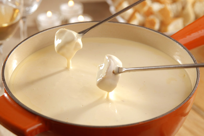 Para preparar o fondue você vai precisar de:

Ingredientes:
1 dente de alho

1 xícara (chá) de vinho branco seco (200 ml)
350 g de queijo tipo Emental ralado

200 g de Queijo tipo Gruyère ralado
Pimenta-do-reino
Noz moscada
2 baguetes de pão italiano amanhecidas, em cubos de 2 cm (800 g)

*se desejar, você pode colocar 1 cálice de kirsch (40 ml), uma espécide de aguardente de cereja.