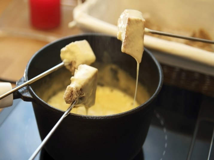 A fondue (fundida) é um prato nascido na Suíça, originalmente à base de 
queijo. Tradicionalmente é servida à mesa, onde as pessoas se servem 
diretamente do caquelon (panela especial para fondue). Caso não possua um, utilize uma panela de vidro, de ferro ou 
esmaltada. O rechaud também é a opção mais comum para a fondue e ainda ajuda a mantê-la aquecida!