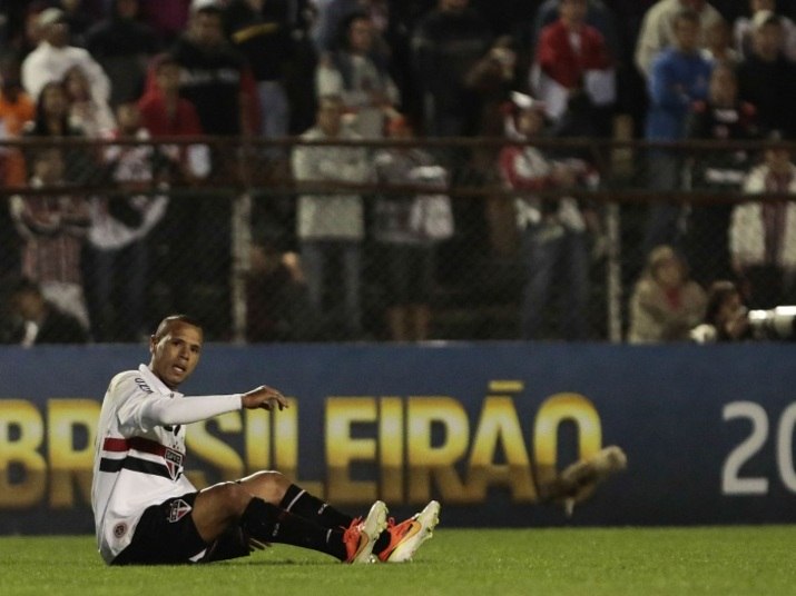 Nos últimos seis
jogos do Brasileiro, o São Paulo fez apenas dois gols - um com o volante
Rodrigo Caio, no empate por 1 a 1 com o Atlético-PR, e outro na derrota por 2 a
1 para a Portuguesa, com o meia-atacante Lucas Evangelista. O último tento de
um atacante de ofício foi na estreia de Autuori, quando Aloísio balançou a rede
uma vez no revés por 3 a 2 para o Vitória, no dia 14 de julho Leia mais aqui