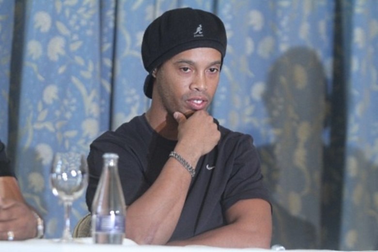 Por enquanto, o único desejo de Ronaldinho é fazer um bom Campeonato Brasileiro e ir preparado para o Mundial de Clubes, no Marrocos. Assis finalizou falando sobre esta situação.— Mas vamos com muita tranquilidade, vamos preparar o Mundial, com calma. E, depois, a gente decide. O foco é todo, agora, para se preparar bem e fazer um bom Brasileiro e Mundial