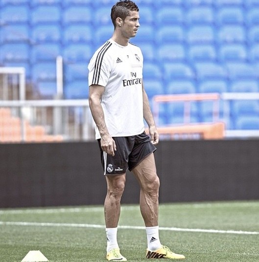 

Nesta sexta-feira, o perfil do Real Madrid no Instagram
exibiu uma foto 'bizarra' de Cristiano Ronaldo. Na imagem, a perna esquerda do
craque apareceu com as veias saltadas. Forte esse português, não?

