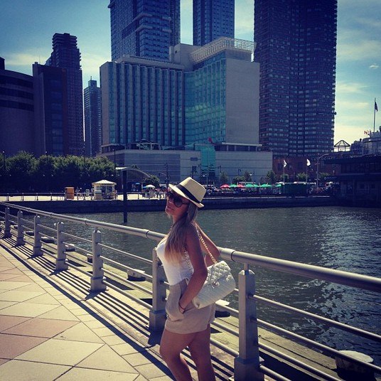 Irmã de Neymar, Rafaella Santos está curtindo os últimos dias de férias. A gata teen colocou as pernas de fora para bater perna em Nova York e já aprontou todas por lá; confira as fotos