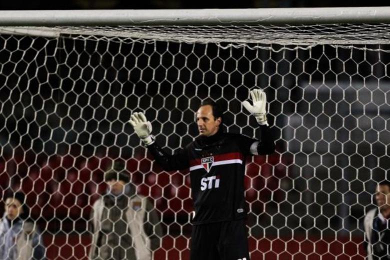 O resultado da partida desta quinta-feira (15) no Morumbi manteve a 
crise no São Paulo, que não vence pelo Brasileirão há onze jogos. Das 
últimas
 18 partidas, a equipe ganhou apenas uma — sobre o Benfica, na amistosa 
Copa Eusébio. O resultado preocupa Rogério Ceni, que, às vésperas da 
aposentadoria — ele tem contrato até o fim de 2013 e disse que vai se 
aposentar no fim ao ano —, vê o time afundar na zona de rebaixamento, 
correndo risco alto de degola.É a pior fase da
 carreira do goleiro, ídolo da torcida e líder do elenco. Tentando 
superar a crise, Ceni atravessa um período sem precedentes, com direito a
 polêmicas com dirigentes e ex-técnicos. Se ele voltar atrás ou não na 
decisão, já terá um substituto. Dirigentes do São Paulo podem chamar o 
goleiro uruguaio Martín Silva, que defendeu o Olímpia do ParaguaiSão Paulo empata com o Atlético-PR