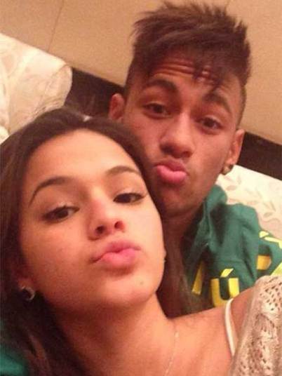 Casal mais poderoso do mundo teen, Neymar e Bruna Marquezine não estão mais namorando. A notícia não foi exatamente uma surpresa, já que eles viviam envolvidos em boatos de crise. O motivo do término teria sido a distância, já que Neymar mora na Espanha. Bruna chegou a apagar todas as fotos de Neymar de sua conta no Instagram. Relembre a história de amor e todas as polêmicas desde o começo do namoro nas próximas fotos!