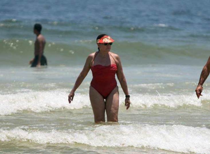 Já na praia, Susana mostra seu corpo real, com celulites e flacidez nas coxas e bumbum 