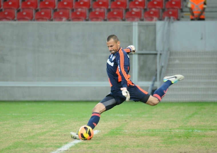 Para substituir o jogador mais vitorioso de sua história, o São Paulo procura um goleiro de nível de seleção. Diego Cavalieri é outro que interessa à diretoria. Com salários atrasados no Flu, o jogador veria com bons olhos um retorno à sua cidade natal