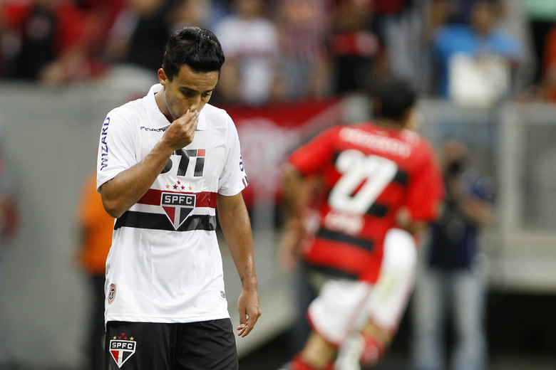 Mesmo com o erro de Jadson, o técnico do São Paulo preferiu dar apoio ao meia. 
Para Autuori, o grande problema é o momento ruim da equipe. 'Todo mundo está 
sujeito a errar. Desta vez ficou provado que o problema não era o Rogério. 
Outros passam por isso. Vou apoiar o Jadson como faço com qualquer outro', 
avisou