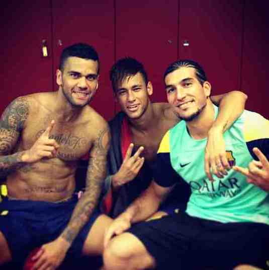 Apesar das dificuldades, Neymar parece que está conseguindo fazer novos 'parças' e foi parabenizado pelo goleiro reserva Pinto pela sua estreia oficial pela equipe catalã