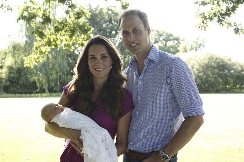 Mãe Dináh também acertou uma previsão em relação à família real inglesa: ela disse que o príncipe William se casaria com Kate e que o primeiro filho deles seria um menino, herdeiro do trono britânico. Leia também: Morre Mãe Dináh em São Paulo