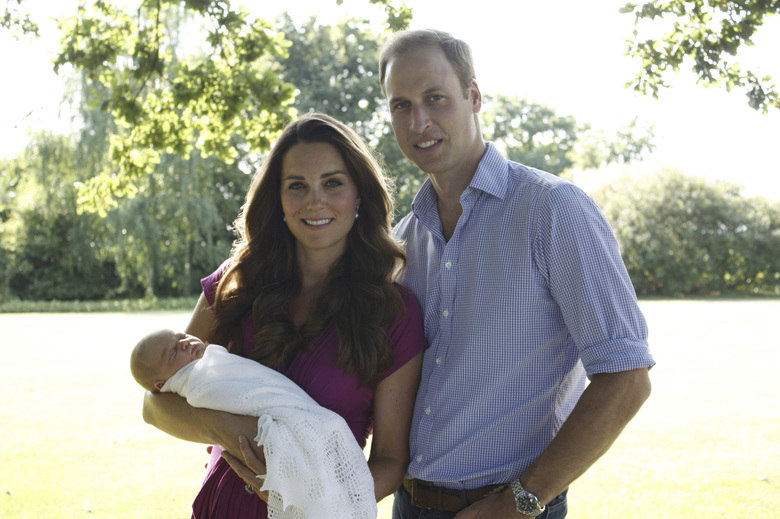 Mãe Dináh também acertou uma previsão em relação à família real inglesa: ela disse que o príncipe William se casaria com Kate e que o primeiro filho deles seria um menino, herdeiro do trono britânico. Leia também: Morre Mãe Dináh em São Paulo Mãe Dináh também acertou uma previsão em relação à família real inglesa: ela disse que o príncipe William se casaria com Kate e que o primeiro filho deles seria um menino, herdeiro do trono britânico. Leia também: Morre Mãe Dináh em São Paulo