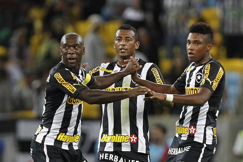 

Outro perigo que ronda o time de Minas Gerais é o fato de o
Botafogo, vice-líder da competição, querer provar que não é um cavalo paraguaio
e finalmente dar uma resposta ao seu torcedor, que não vê o time carioca ganhar
um Brasileirão desde 1995, que foi o único da sua história