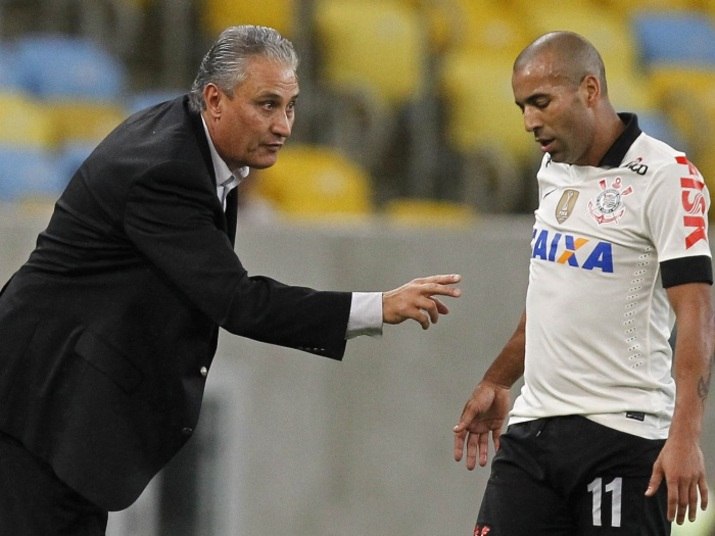 No último
domingo (18), o atacante corintiano Emerson Sheik não gostou de ser substituído
e não cumprimentou o técnico Tite no momento em que deixava o campo. A atitude
do jogador causou insatisfação na comissão técnica e o atleta terá que amargar
a reserva, pelo menos pelos próximos jogos. O treinador do Corinthians disse
que optou por deixá-lo no banco por cunhos ‘técnicos e disciplinares’