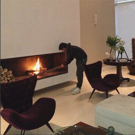 Alexandre Pato é outro que usufrui de um bom lar. Vivendo em São Paulo, o atacante do São Paulo desfruta de uma luxuosa lareira durante o inverno na cidade paulistana. Quem sabe assim ele não 'esquenta' de vez e conquista seu espaço na equipe de Muricy Alexandre Pato é outro que usufrui de um bom lar. Vivendo em São Paulo, o atacante do São Paulo desfruta de uma luxuosa lareira durante o inverno na cidade paulistana. Quem sabe assim ele não 'esquenta' de vez e conquista seu espaço na equipe de Muricy
