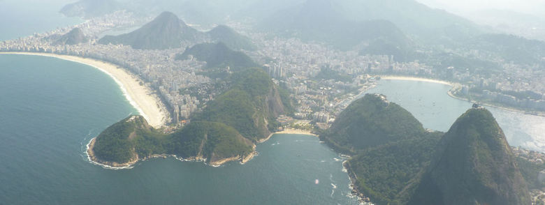 A tecnologia permite algumas facilidades durante<br />
o dia - a - dia.  Seja para encontrar<br />
algum tipo de serviço ou para se comunicar. Com isso, alguns serviços como a<br />
Microsoft Bing Maps — muito similar ao Google Maps — utiliza satélites de todo<br />
o planeta para garantir imagens acessíveis. Um dos recursos do Bing Maps é a<br />
visão de olho de pássaro em determinados locais do mundo. Veja as imagens<br />
fascinantes, mas como se você fosse um pássaro!Rio de Janeiro - Brasil