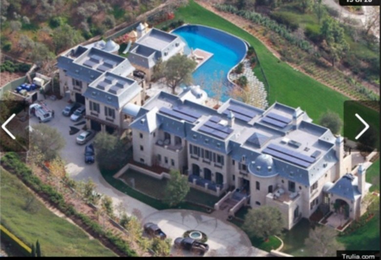 Quem vive muito bem também, e não deve ter o que reclamar, é o casal Tom Brady e Gisele Bündchen. Eles vivem em um verdadeiro palácio, que fica em Los Angeles. A mansão tem o valor de aproximadamente R$48 milhões