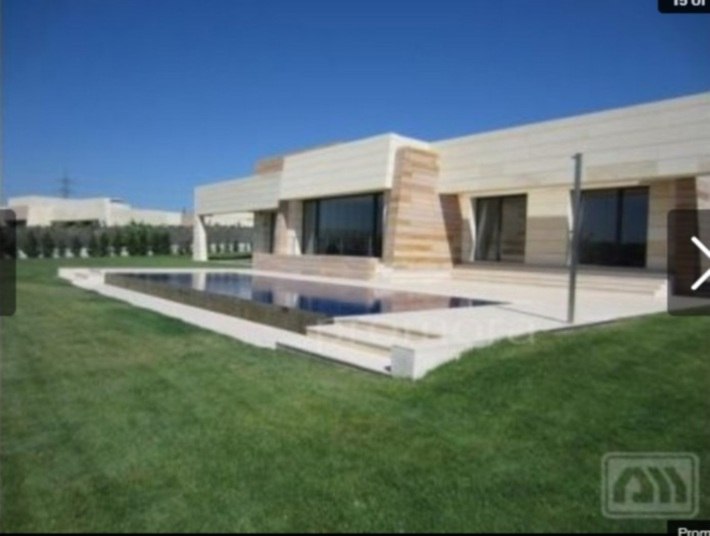 Cristiano Ronaldo, estrela do Real Madrid, saiu da casa onde morava de aluguel e resolveu pagar uma 'graninha' por esta casa, avaliada em R$16 milhões. Dê uma olhada na piscina do local