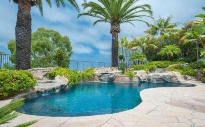 Recentemente, Kobe Bryant, mais um astro da NBA, colocou sua propriedade, em Los Angeles, à venda. O argumento foi de que ele já possui muitas propriedades. Esta é a imagem da piscina da residência. Até que vale desembolsar uma boa quantia, não?