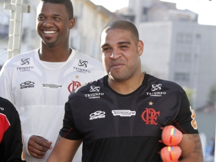 



De acordo com Sidnei Loureiro, gerente
técnico do clube, o atacante teria de fazer tratamento por seis meses para
voltar a jogar. Entretanto, o jogador não teria a garantia de que se recuperaria
totalmente da lesão crônica que o atacante carrega no Tendão de Aquiles do pé
esquerdo

