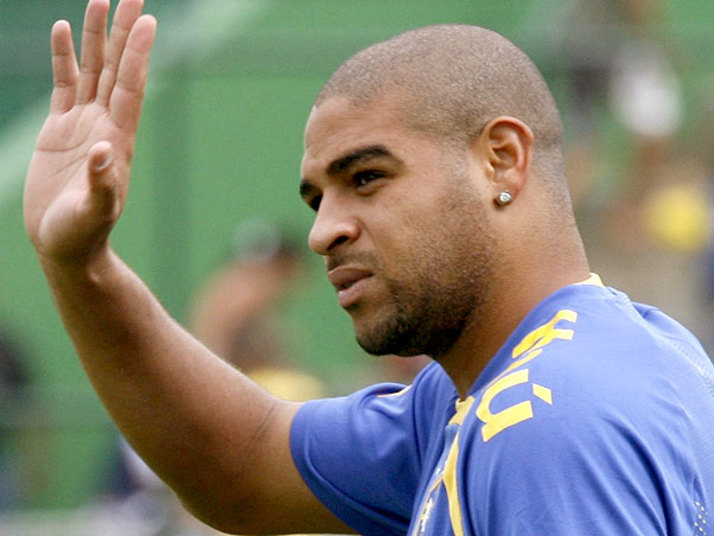 

Adriano
está querendo voltar ao futebol, porém está difícil conseguir um clube. O
Botafogo tentou contratar o jogador, mas ele não concordou com as condições
impostas pelo time da estrela solitária e poderá se aposentar por não conseguir
um novo time


