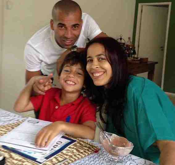Para Ligia, irmã mais velha do atacante, a única preocupação com a imagem é o medo que Emerson sofra algum tipo de violência.- Ele é uma figura pública e tudo que fizer ficará em evidência. Nossa família é evangélica. Sabemos que aquela imagem tem um lado, que foi a brincadeira que ele fez com o amigo. Ele gosta de fazer piada e não tem medo de se expor. Nossa família crê em Deus, não temos preconceitos, mas temos nossos princípios. Para nós, que somos a família dele, é muito fácil entender a foto. Isso não nos afeta, sabemos que ele é homem. O que preocupa é que vivemos em um mundo complicado. A torcida do time dele ama e odeia ao mesmo tempo. Ficamos preocupados dele ser agredido verbalmente em um restaurante, por exemplo. O que nos preocupa é o medo da violência, afirmou ao jornal carioca