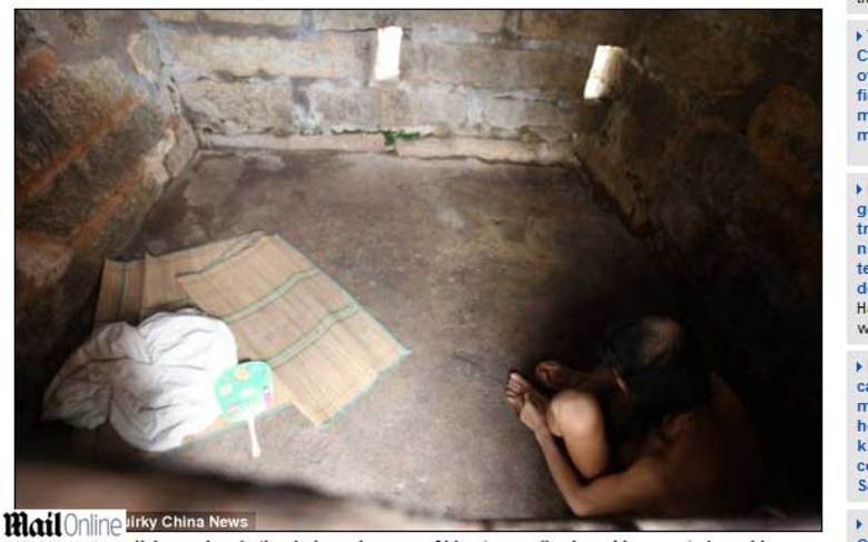 Há 30 anos o chinês Dong Hai vive trancado em um
cubículo de pedra, construído por seus próprios pais. Hai é mantido preso desde a adolescência. Na época, o jovem, então com 16 anos, começou a apresentar sinais de problemas mentais, e sua família não pôde pagar o tratamento médico.A seguir, conheça a 'caverna' e a história do chinês 